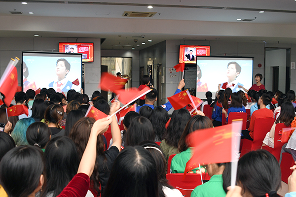 师生同看庆祝中华人民共和国成立70周年大会