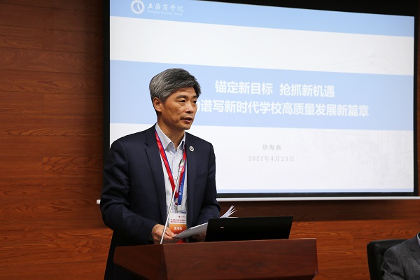 图为唐海燕作学校行政工作报告