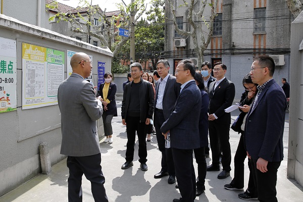 图为在在山阴路历史风貌保护区，校领导听取有关讲解