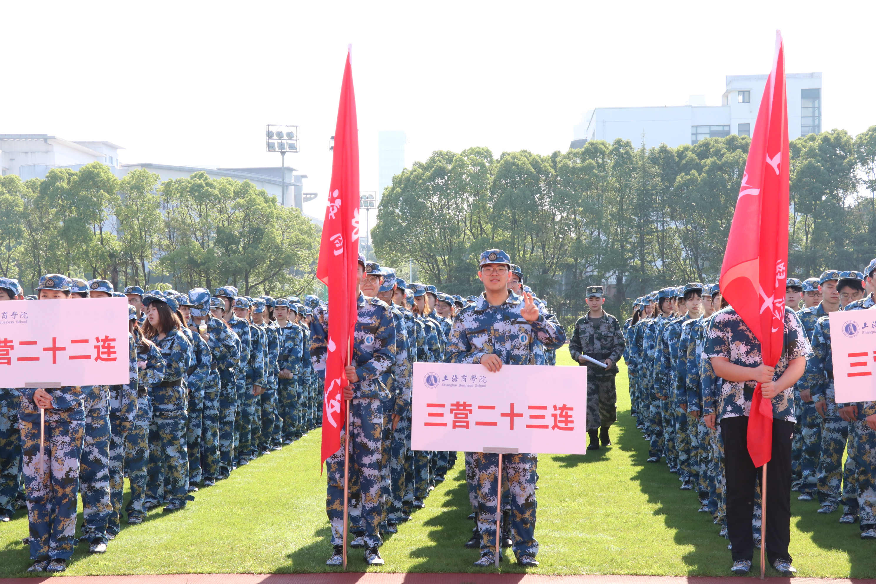 开营仪式第一项升旗仪式，全体起立面向国旗，奏唱国歌