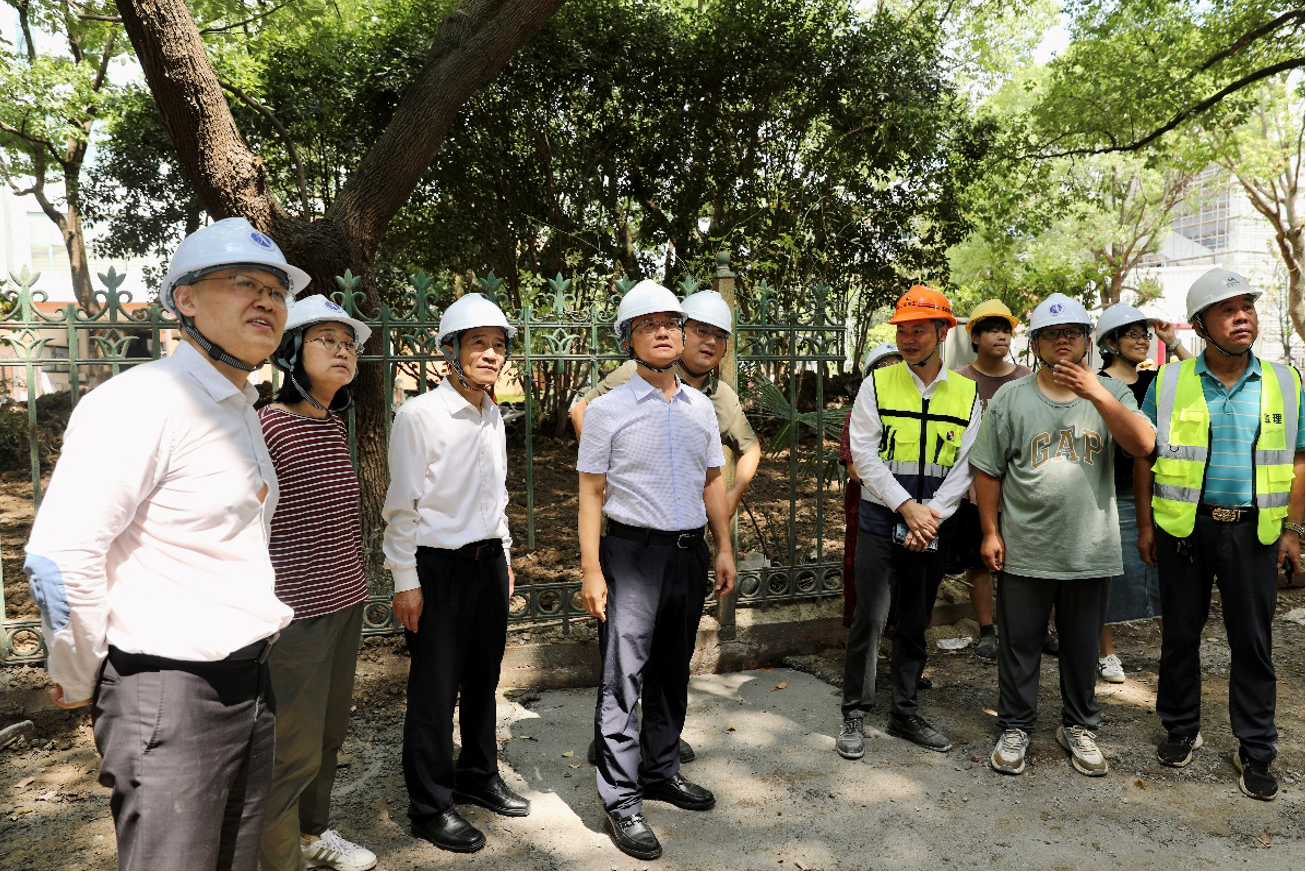 校领导再赴奉浦校区 督导维修工程收尾工作