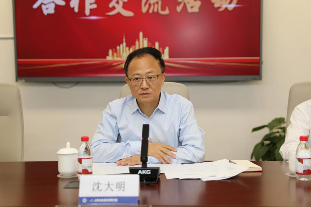 图为校党委书记沈大明讲话