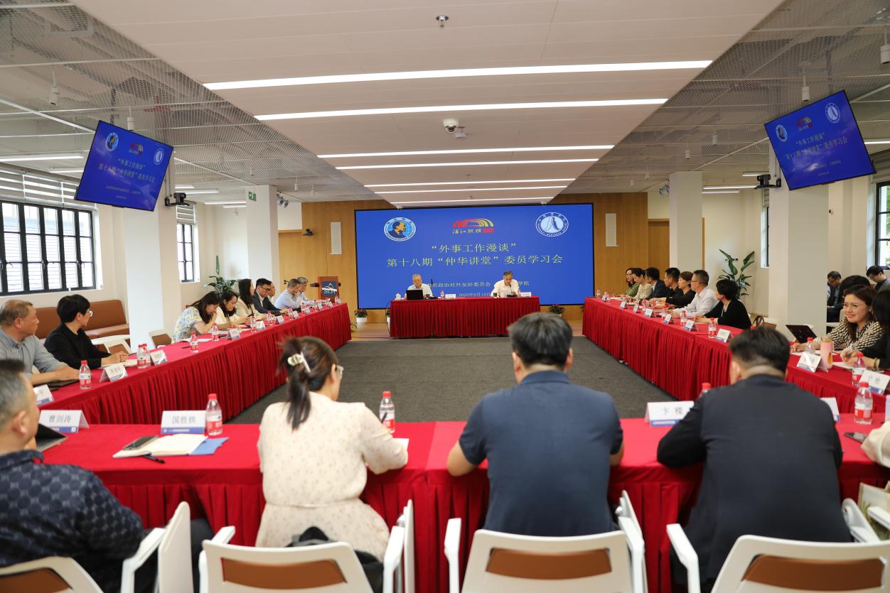 图为市政协对外友好委张小松主任作专题报告