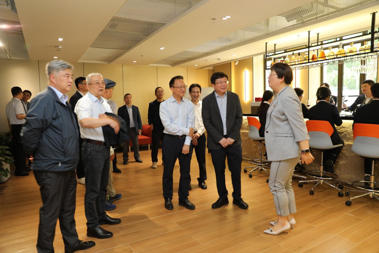 图为市政协副主席陈群实地考察漕宝路校区教学实训室)