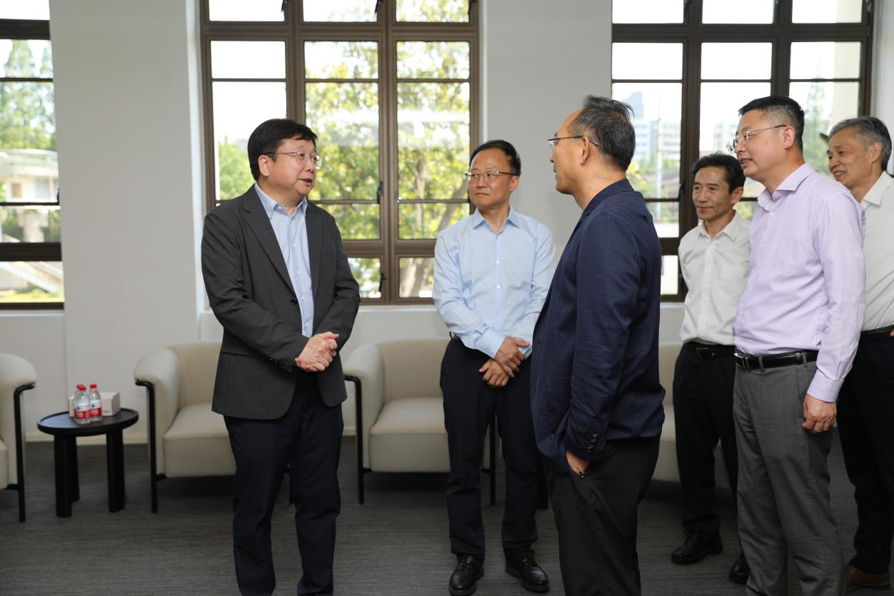 图为市政协副主席陈群会见学校民盟盟员代表